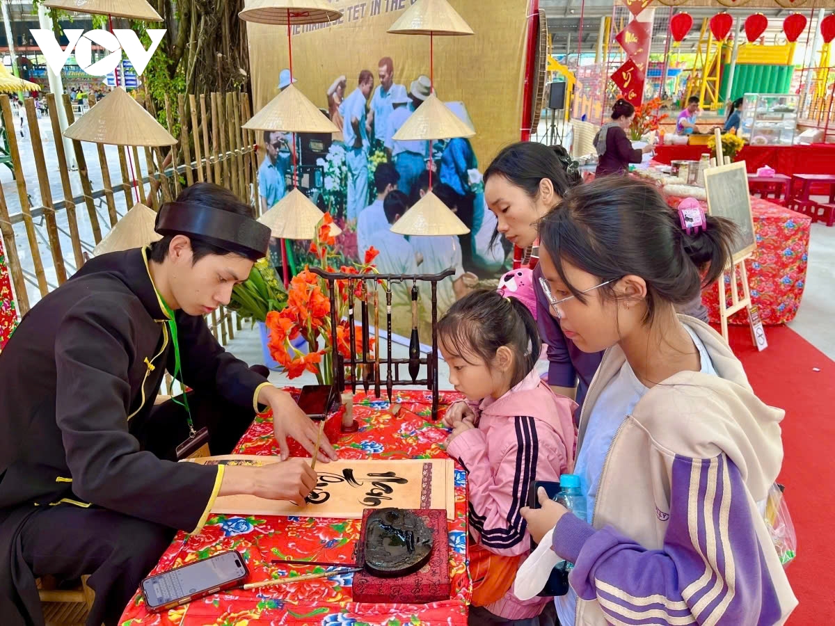 Major tourist destinations attract visitors during Lunar New Year holiday